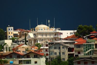 Տիրանա